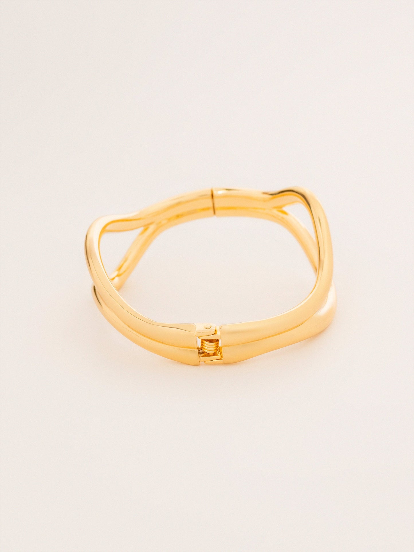 Interlocking Wavy Bracelet