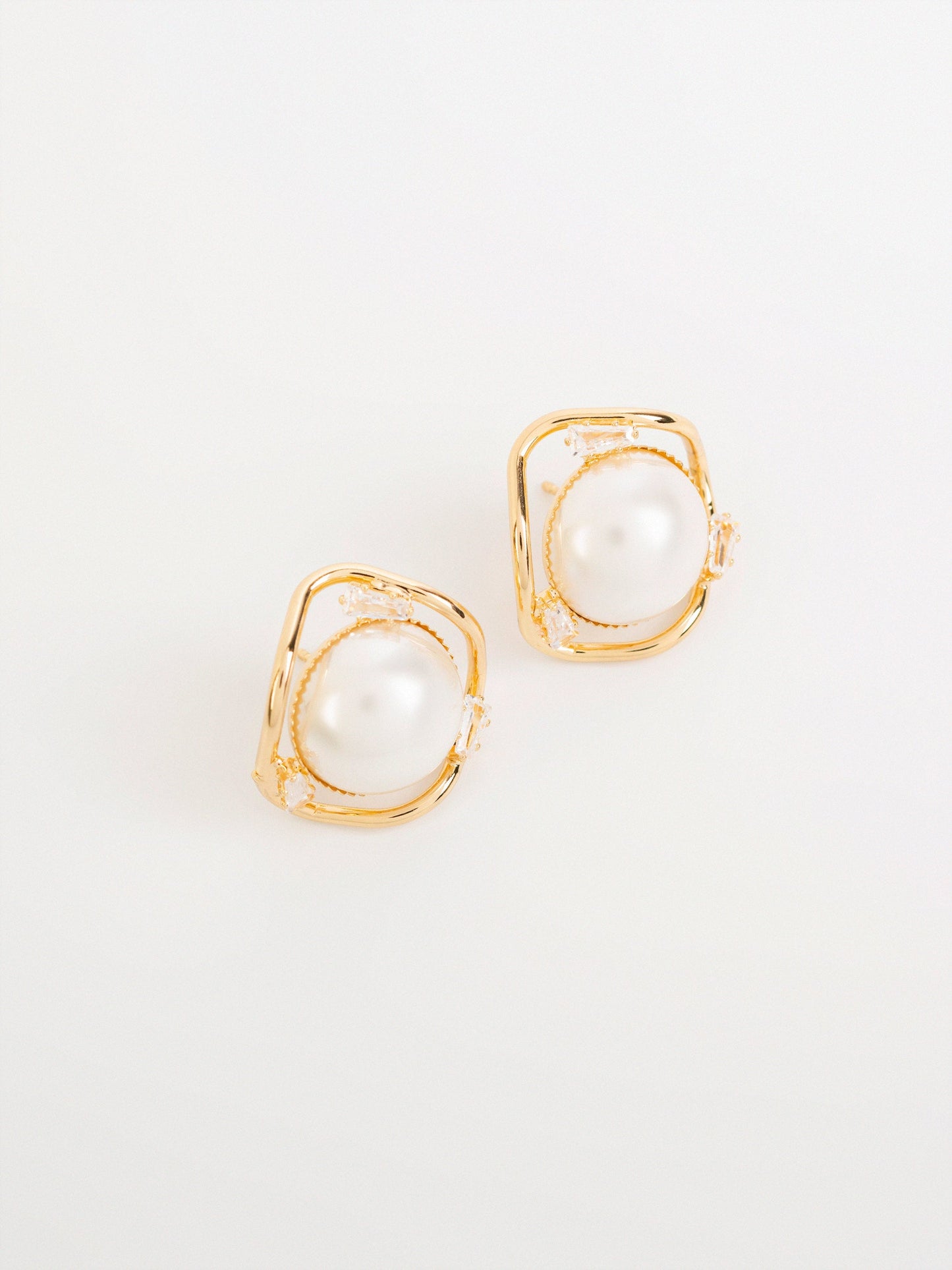 Curved Pearl Studs