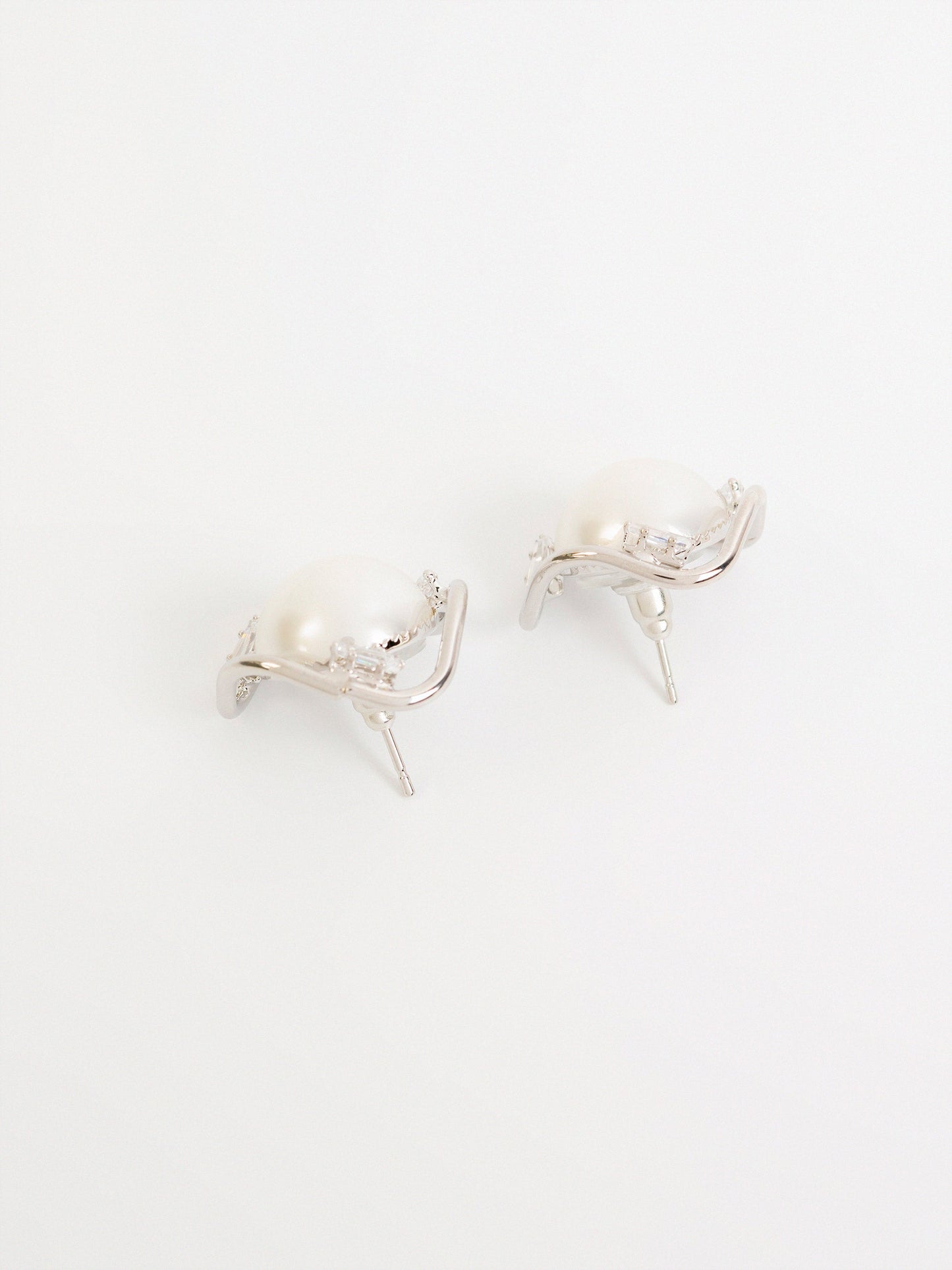 Curved Pearl Studs